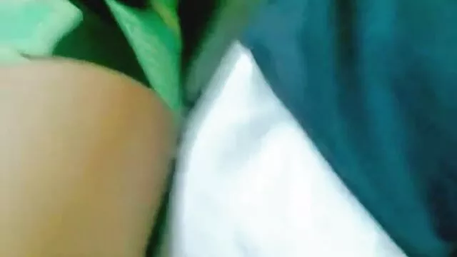 A piszkos leszbikusok Taylor Wane és Sienna West csúnya játékokat játszanak családi szexvideok