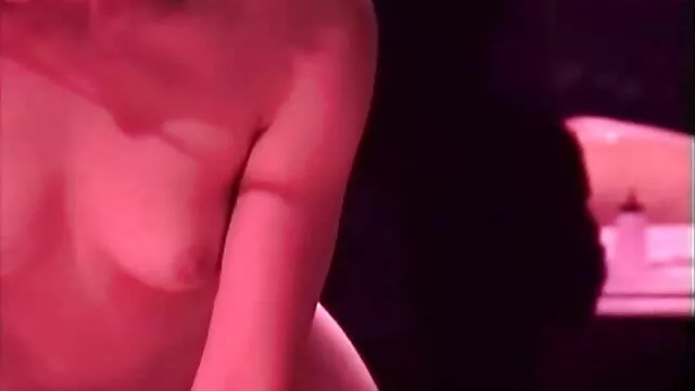Félénk kinézetű csaladi szexvideo Chloe Foster merev kakast szeretne kérni