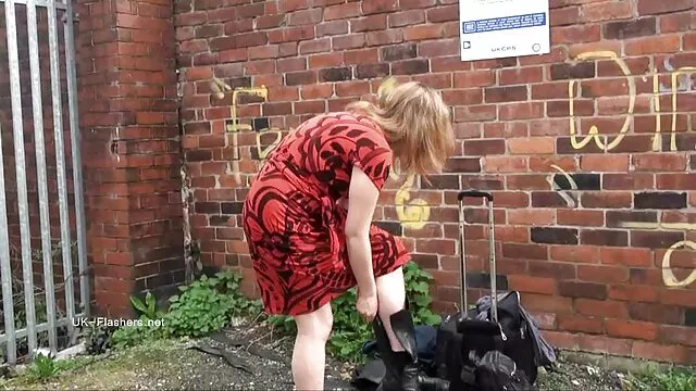 A kedves baba Zoey a muffinjával játszik, családi szeksz videók majd fejet ad a POV-tól