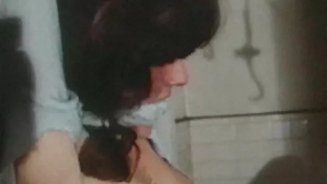 A karcsú orosz csaj családi sex videok megbassza a punci ujját, miután érzéki masszázst kapott