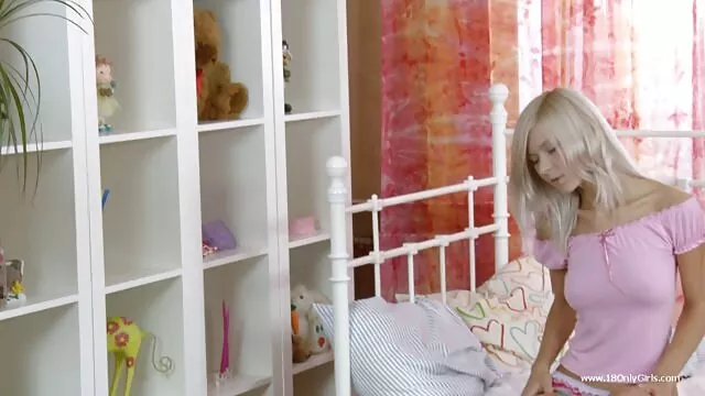 Lenyűgöző hottie nevű Avi Love élvezi egyre csaladi szexvideok szőrös punci oldalra szar