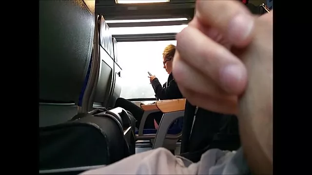 Swinger családi xex buli, amelyben két ribanc cserél partnert