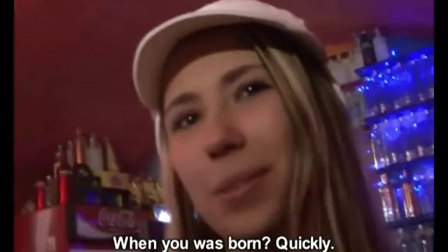 Karcsú, fekete fej Annika csiklandozza magát, és szopást titkos családi szex nyer