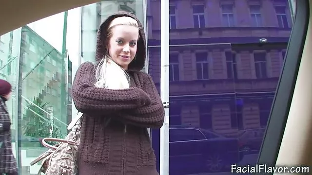 Kicsi, szőke tini rózsaszín bugyiban megeszi a családi pornok lyukakat, és kis kakast fúj.