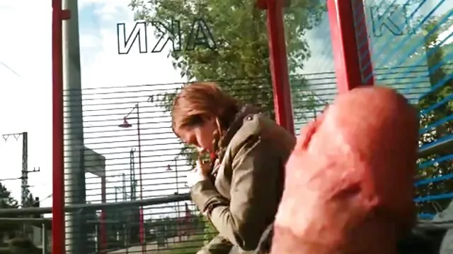 A gyönyörű ribanc, Jessica Loves torkot szív a lépcsőn, és az ágyon döngöli a pornó családi muffját