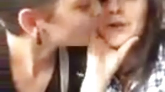 Az aranyos ingyen családi sex csaj szűk seggfejét két nagy kakas tönkreteszi - retro