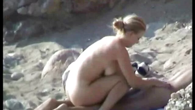 A sercegő ázsiai családi sexfilmek lány, Maki Horiguchi beveszi a faszát a nedves hüvelyébe