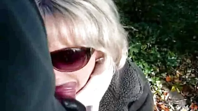 Ez a szőke nagyon dögös, és tudja, hogyan kell maszturbálni, mint egy főnök családi sex tube