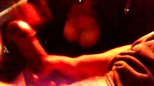 Busty csúnya családi szeksz sápadt kurva letérdel, hogy egy szerencsés srácot szopással biztosítson