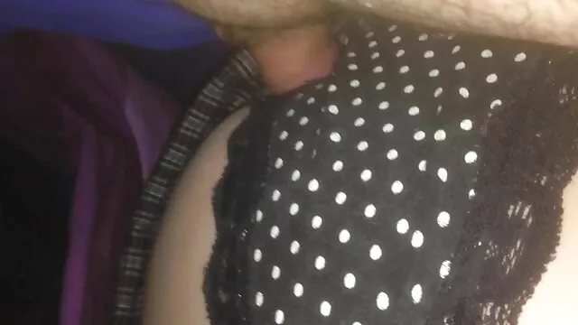 Szőke pimasz hussy családi pornó kemény torkot pumpál, és megnyalja a punciját