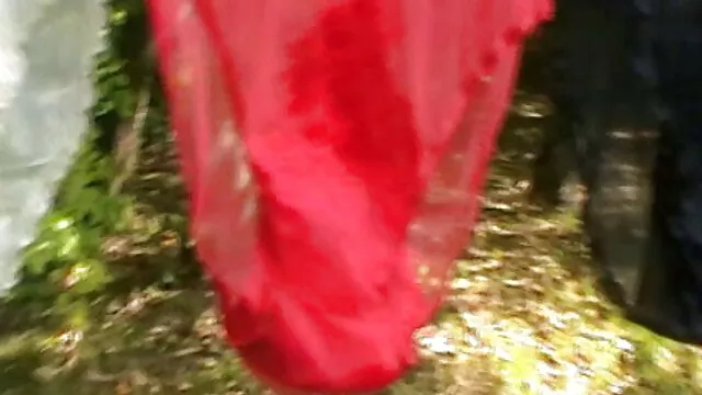 Beszédes kanyargós szőke fekete családi szex videók ruhás Lolly Ink vaskos szopást ad