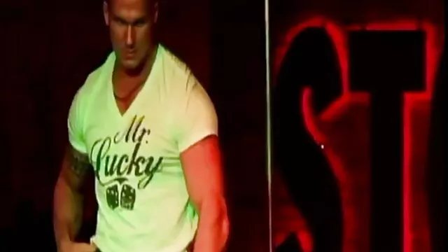 Nagy mellű, szőke kukorica harisnyában keményen szívja a vastag, pornó családi óriási farkat
