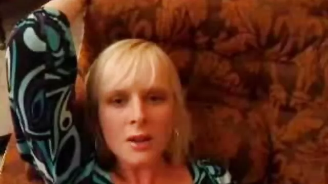 A dögös csaj Simony Diamond a csalàdi szex szabadban fürkészi finom punciját