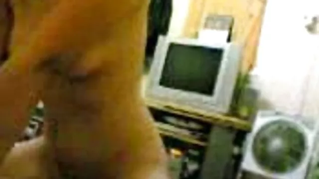 Barna orosz családi sex videók ingyen ribanc használja elkényeztetett száját, hogy szopást csináljon perverz kakasból