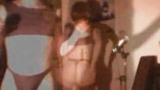 Csábító csaladi szexvideo tinilány pózol a kamerán rózsaszín nylon harisnyanadrágban