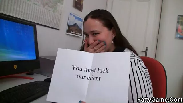 Vaskos kapa Nikki ad fejet, miközben puncija ujját családi sex tube szar
