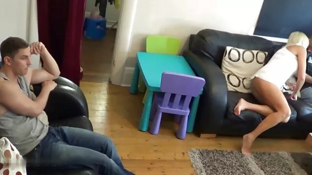 A kanyargós japán kiscsaj, csaladi porno videok Kyouko Maki szűk bikiniben meg van szarva a vibrátortól