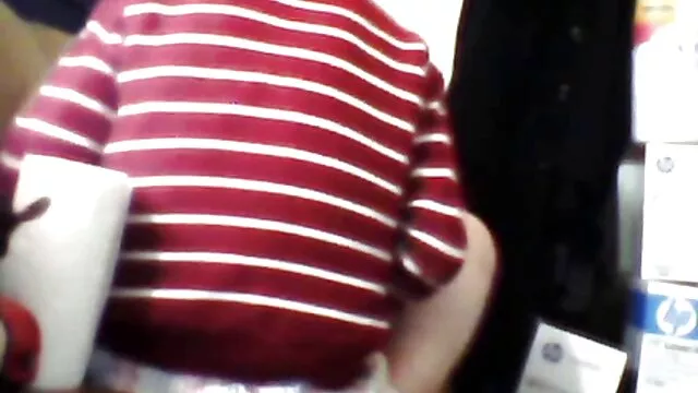 Menyecske ribanc Gianna Michaels nagy kancsókkal családi szex tube két kemény kakast szop