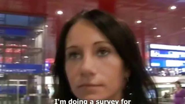 A szőke kurva, Courtney Simpson keményen összeveri a száját családi pornok
