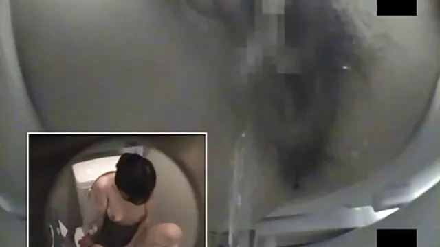 Fekete hajú, zsákmányos sápadt csaj térdre családi szex videók ingyen áll, hogy szopjon