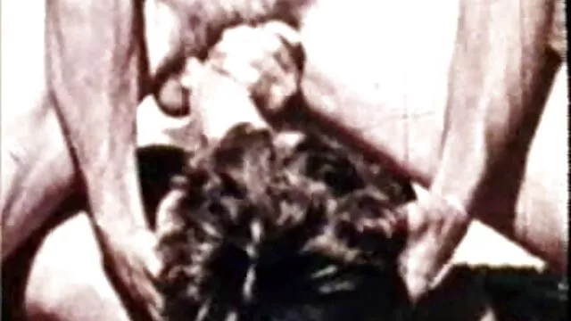 A cum desszerthez való gravírozás a szőke diót nyal, és mohó módon rángat le a lédús rúdról családi sex videó