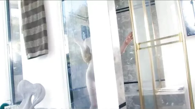 Melles szőke menyecske családi pornó túlméretezett kancsókkal a kemény péniszre dörzsöli a cinegeket