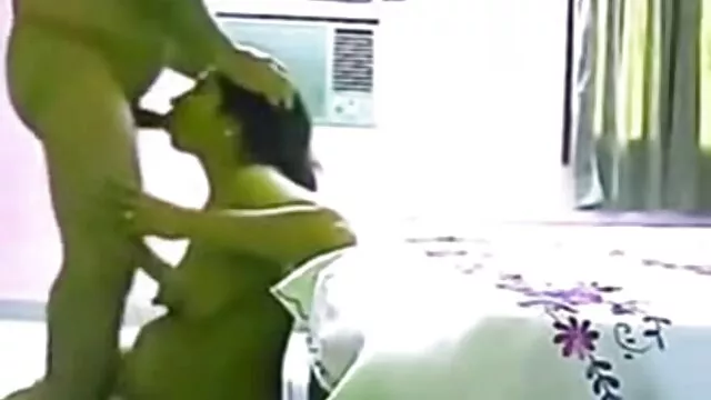 Az aranyos barna csaladi szexvideok Holly West megmutatja gyönyörű melleit