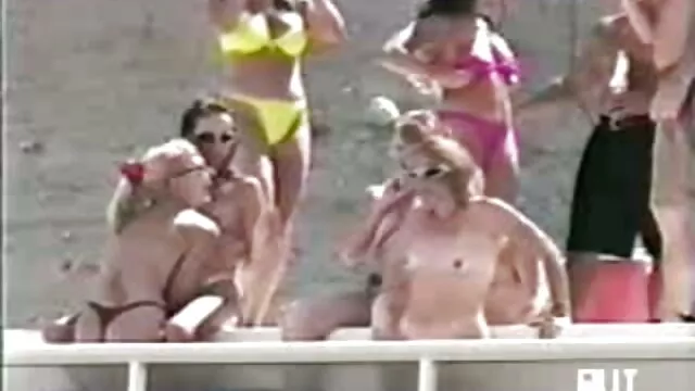Aranyos és kanos barna Babalu mélytorkú sex családi kakast kap, és cunnilingust kap