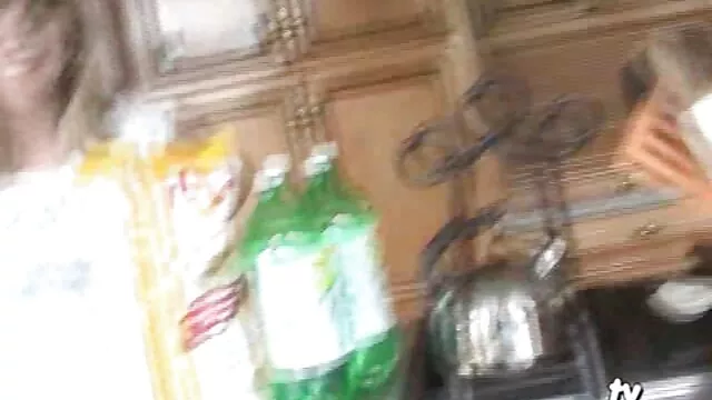 A telhetetlen tini Liza családi porno videok egymás után szív el két húsos rudat