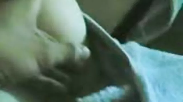 Az csalàdi szex elvetemült szőke kurva Jessica Jensen hatalmas fekete vibrátorral dugja magát