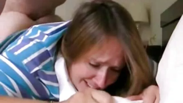 Bootylicious szexi barna letérdel, hogy csaladi sec szopjon egy finom fasz a cum
