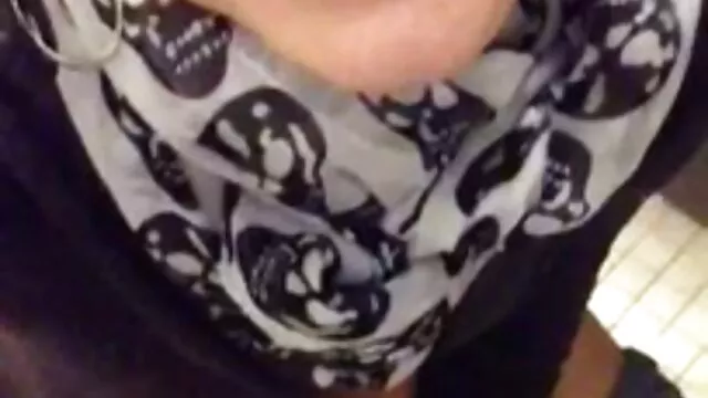 Saucy barna csajszi, szex csaladi Missy Stone nagy fasz mélytorkát szop
