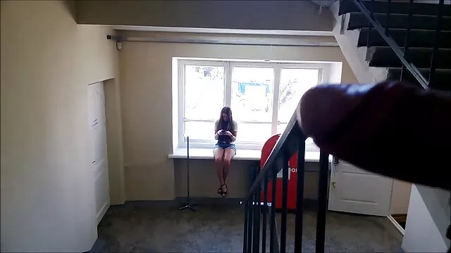 Az édes kinézetű dögös családisex Alaina Dawson lecsapja a punciját