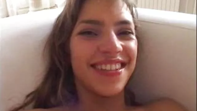 Az aranyos és szexi tini csaj, Felicia élvezi a kutyus stílust, amikor Ferrisszel ütöget sex családi