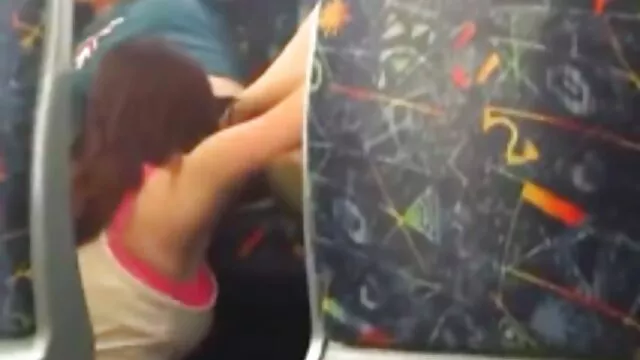 Kanyargós barna pina Jenna Rose kakast fúj, csalàdi szex a tetején lovagol, és tágra nyílt lábbal baszik.