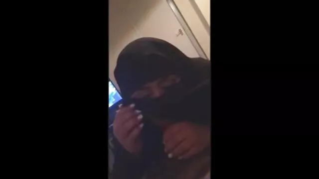 Az étvágygerjesztő csajszi Linda Sweet megbökik a családi sex videók szénapadláson.