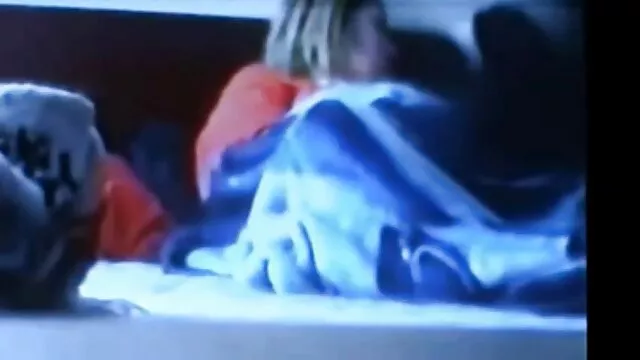 A kürtőrült csaj megdörzsöli a vizes punciját, és amatőr családi szex masszív szopással fizet