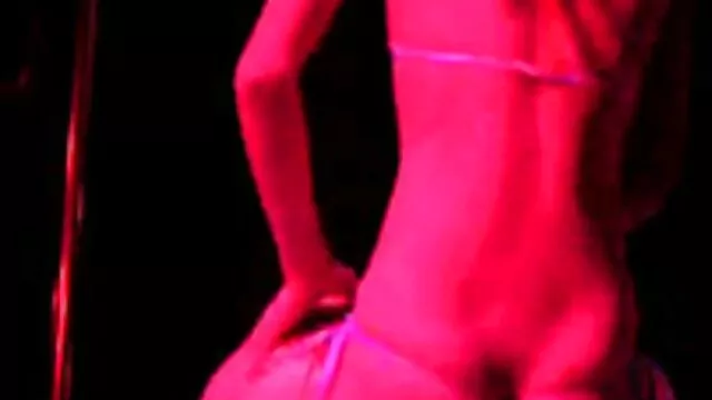A gyönyörű pornósztár, csaladi szex hd Anikka feladja a fejét, mielőtt hot doggy fasz