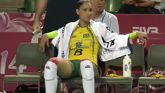 Peppering latin cutie ad egy csaladi szexvideok fej, mielőtt lovaglás kemény kakas