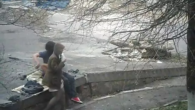 A szőke punk csávó friss családi szec és szexi barna Melanie Rios szaftos punciját eszi